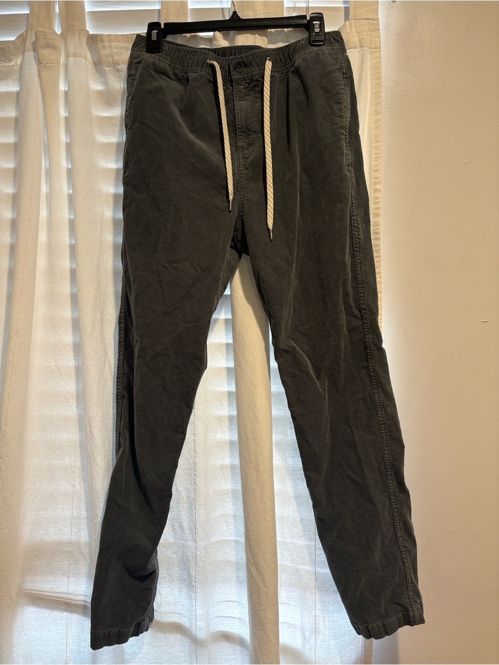 Vuori Optimist Pants Men's Medium Grey Corduroy Performance Comfort Casual